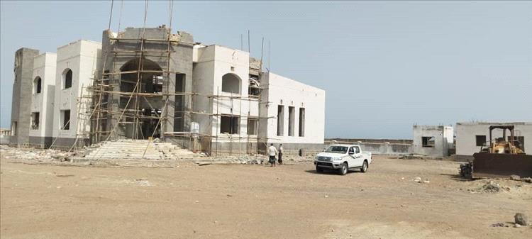 مدير عام ذو باب المندب يطلع على سير أعمال ترميم وإعادة تأهيل المجمع الحكومي