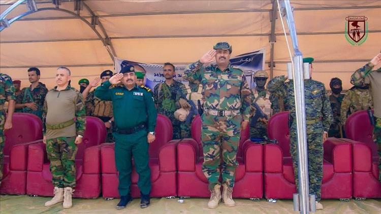 مدير عام شرطة شبوة يشهد حفل اختتام دورتين عسكريتين لقوات دفاع شبوة بعرض عسكري مهيب
