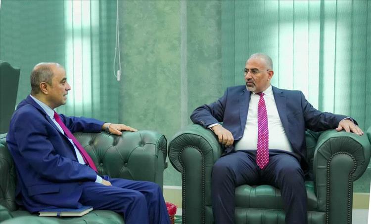 رئيس الوزراء بن بريك يلتقي اللواء عيدروس الزُبيدي لبحث أولويات المرحلة المقبلة