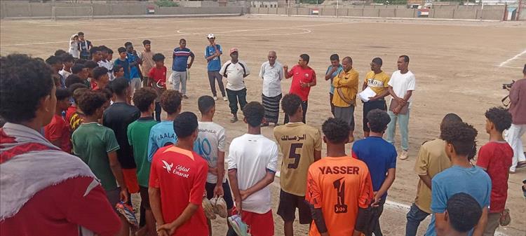 المدرب الوطني قيس يبدأ برنامج "النزول الميداني" لاختيار لاعبي منتخب الناشئين بأبين