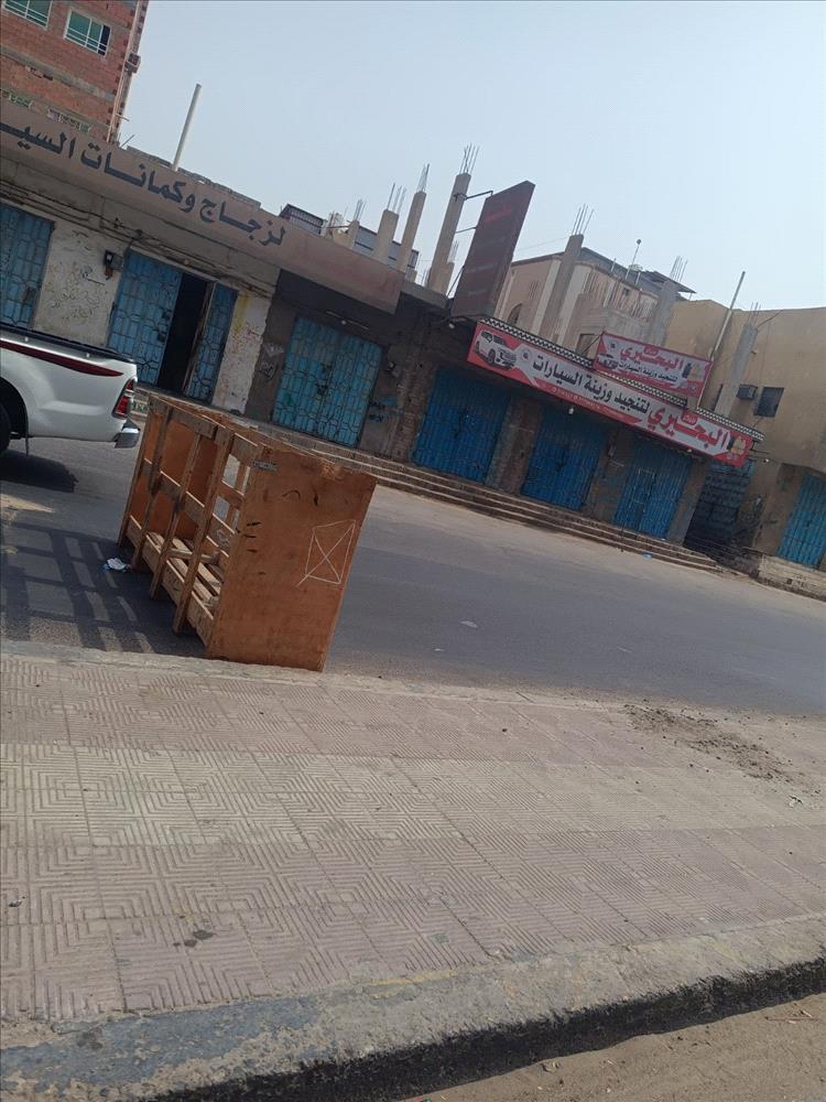 محتجون يقطعون شوارع المكلا تنديدًا بانهيار الخدمات وتردي الأوضاع المعيشية