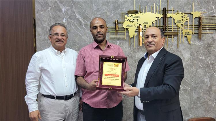 نائب وزير الصناعة والتجارة المستشار سالم الوالي يكرم المحامي أحمد الجعملي