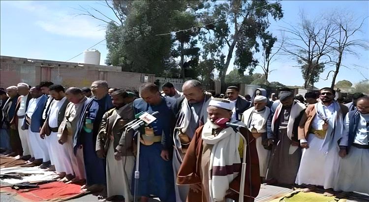 صحفي يمني يفضح "التمثيلية الحوثية" في صلاة الاستسقاء: دعاء للغيث أم عرض إعلامي؟