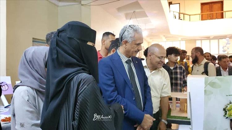 رئيس جامعة تعز يفتتح معرض الجرافيكس بمركز الحاسوب ويشيد بتميّز وإبداعات الطلبة