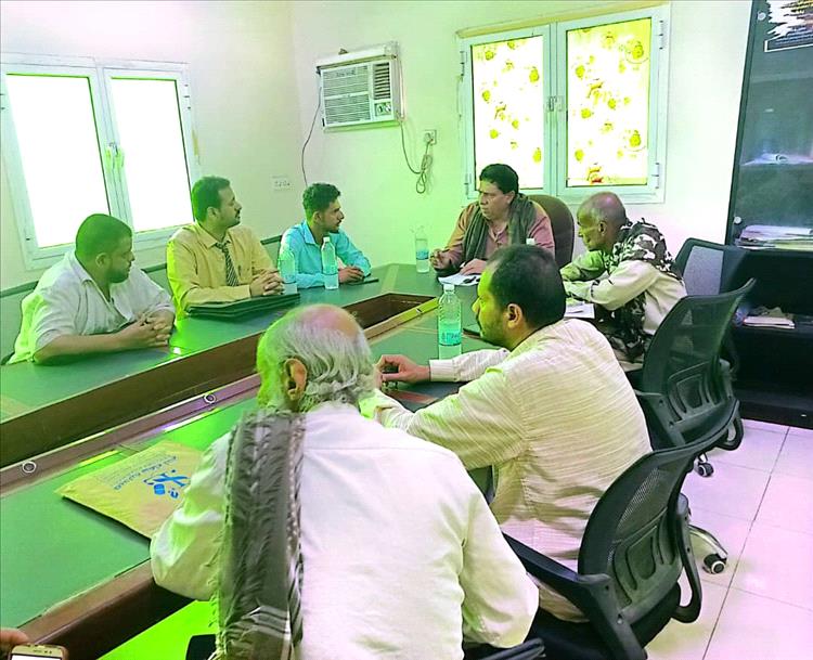 رئيس مؤسسة حماية البيئة والإنسان الدكتور وحيد البكيلي يناقش مع مديري عام الحوطة وصندوق النظافة بالحوطة بمحافظة لحج مشروع حملة الإصحاح البيئي