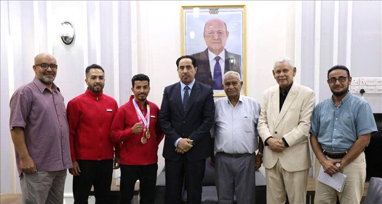 الوزير البكري يستقبل بطل لعبة "الكونغ فو" ثروت السندي