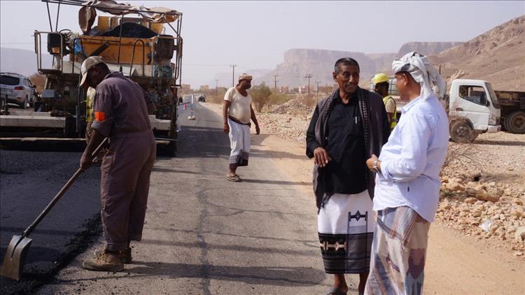 مدير عام مديرية عمد يتطلع على سير  العمل بمشروع  تأهيل طريق حريضة - عمد ومشروع( من الغذاء إلى الصمود ) في عدد من مواقع العمل بالمديرية