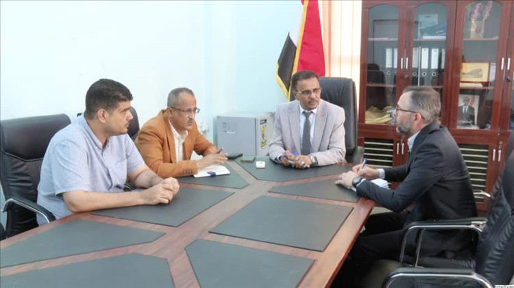 الأمين العام للمجلس المحلي بحضرموت يبحث مع المدير التنفيذي للمشاريع البحرية بمنظمة (UNDP) التدخلات لصيانة قاطرة ميناء المكلا وتوسعة خدماته