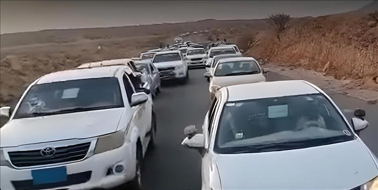 تشييع مهيب للشيخ جتوم بسفيان.. وغضب قبلي يرفض التبريرات