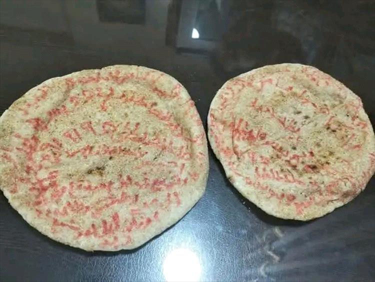 في مصر.. رجل يكتب طلاسم على الخبز ويطعمه للكلاب