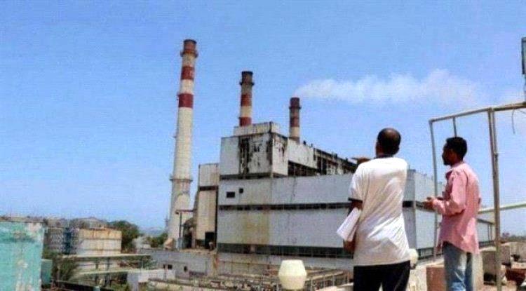 مواطنو عدن يناشدون رئيس الحكومة بحل أزمة انقطاعات الكهرباء
