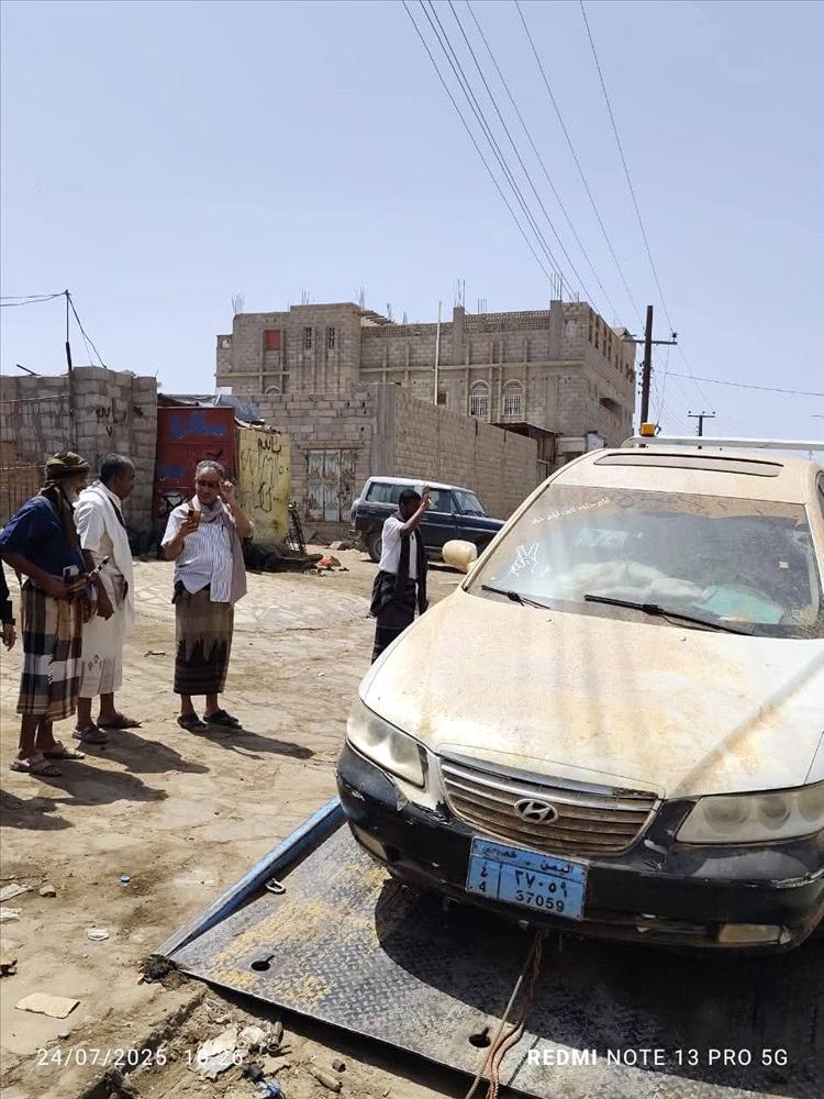 السلطة المحلية بمديرية عتق تستأنف حملة تنظيف الشوارع من السيارات المهملة