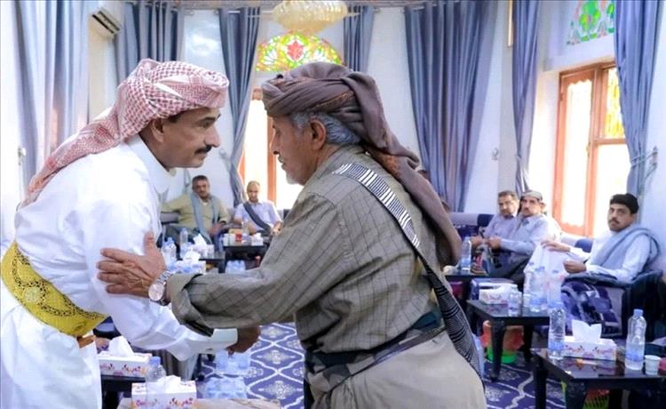 احتفاء شعبي واسع بمحافظ شبوة عوض بن الوزير تجسيدًا لثقة متنامية ونجاحات تنموية