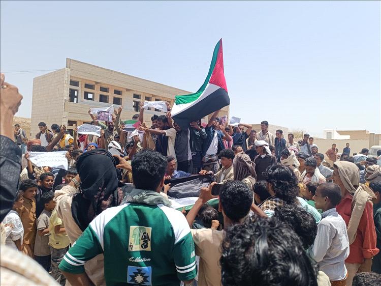 أهالي الحيسر بدوعن يتضامنون مع غزة ويهتفون ضد جرائم الاحتلال
