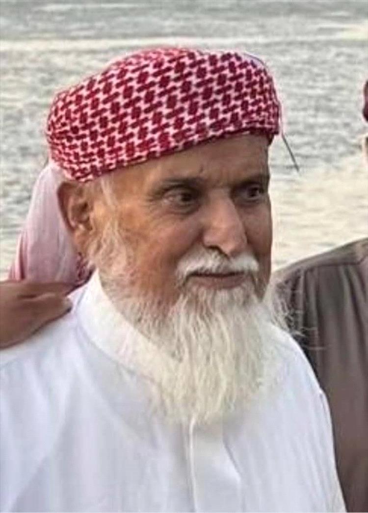 الآلاف يشيّعون الشيخ صالح المرنوم في موكب جنائزي مهيب بمديرية مرخة