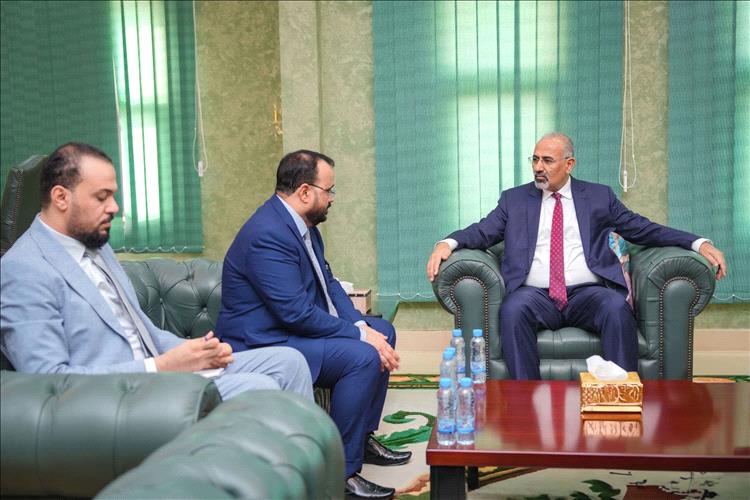 الزُبيدي يشدد على أهمية استكمال مشاريع صيانة الطرق الرئيسة