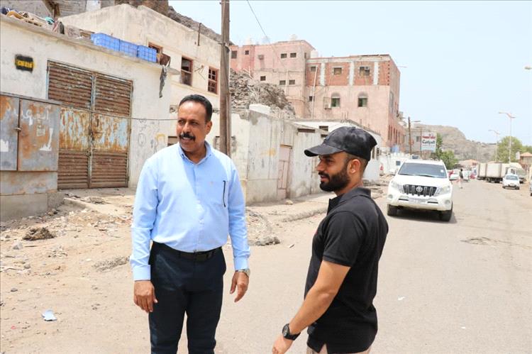 رئيس مجلس إدارة صندوق صيانة الطرق يتفقد عددًا من الشوارع الفرعية في مديرية صيرة بعدن