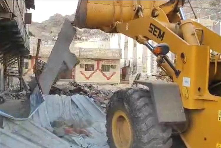 إزالة بناء عشوائي مخالف تم على الشارع العام في منطقة "حجيف" بمديرية التواهي