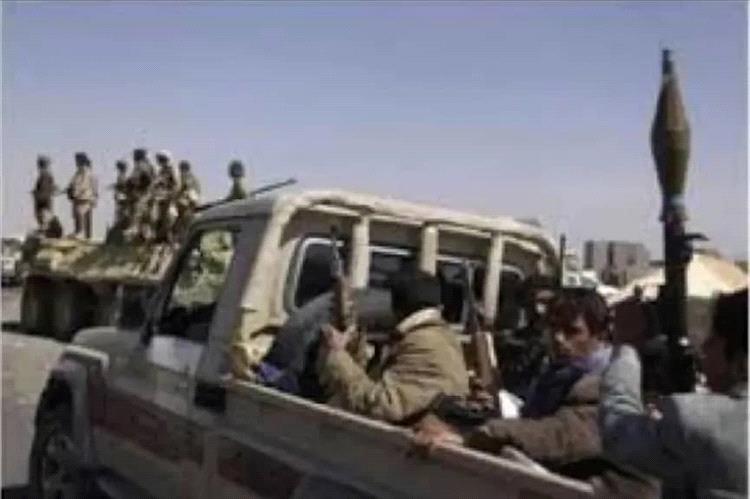 معلم يصارع الموت بعد أن دهسه طقم حوثي في تعز