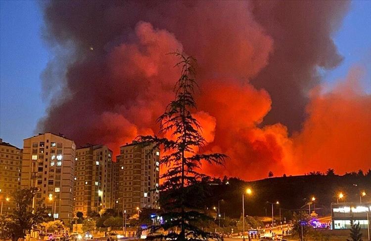 تركيا تُجلي آلاف السكان مع تصاعد حرائق الغابات وسط موجة حرّ شديدة