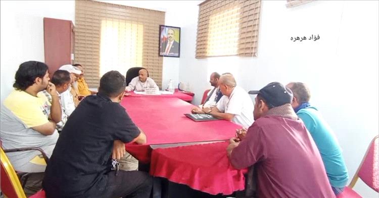 مدير عام الحصين يلتقي لجنة مشروع طريق سيلة غزال ويؤكد على تنظيم العمل وفق الأطر الرسمية