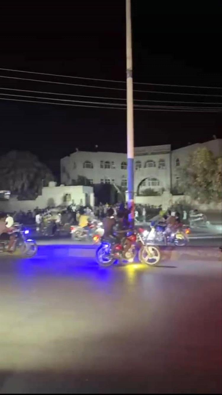 عاجل.. متظاهرون يقتحمون مؤسسة كهرباء ساحل حضرموت