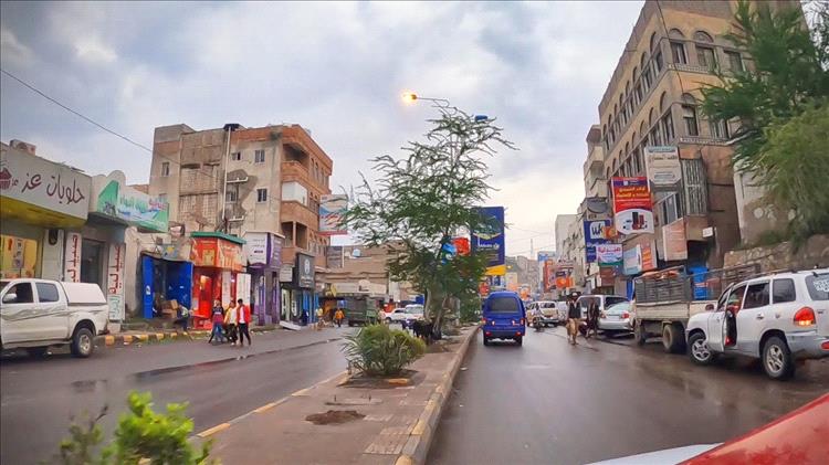 أصيب طفلين شقيقين في حادثة عبث بالسلاح في شارع جمال وسط مدينة تعز
