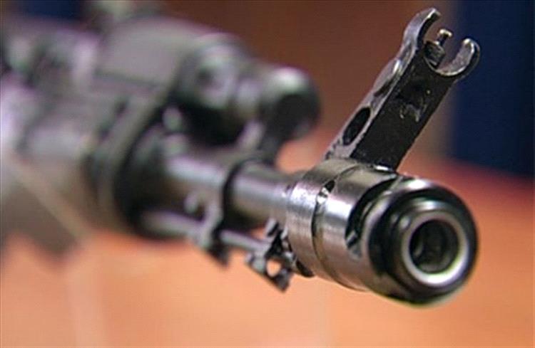 إصابة طفلين شقيقين بعيار ناري في تعز بسبب عبث شاب بالسلاح