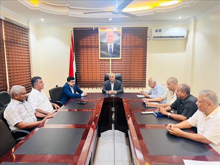 وزير المياه يوقع اتفاقية مشروع تعزيز خدمات المياه والصرف الصحي ويلتقي وفد الصليب الأحمر