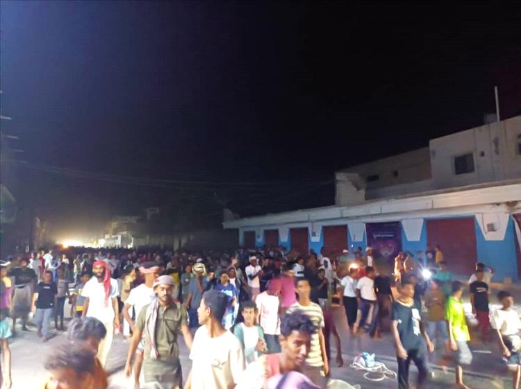 مظاهرة غاضبة بغيل باوزير تنديدا بسوء الخدمات وانقطاع الكهرباء