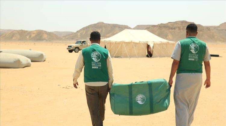 مركز الملك سلمان للإغاثة يوزع مساعدات إيوائية طارئة في مديرية رماه بحضرموت