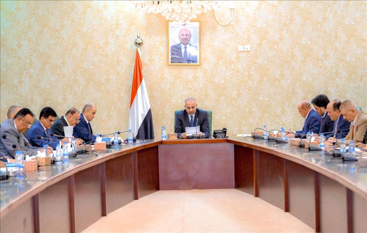 الزُبيدي يترأس اجتماعًا حاسمًا للجنة الموارد السيادية بعدن ويقرّ خطة إنقاذ اقتصادي لتفعيل الإيرادات وتوفير وقود الكهرباء
