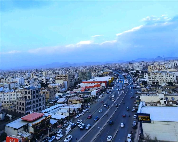 صورة من صنعاء الماطرة تجسّد الجمال رغم المعاناة 