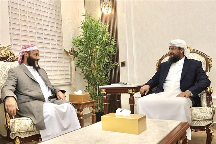 عضو مجلس القيادة يناقش مع وزير الأوقاف تعزيز نشر الوسطية وتطوير خدمات الحج