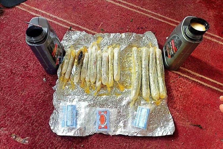 خفر السواحل في حضرموت يحبط تهريب 2 كيلو حشيش مخبأة في عبوات زيت سيارات