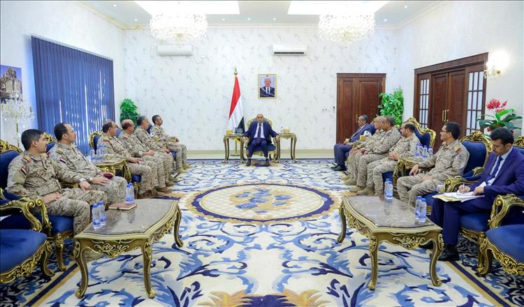 رئيس الوزراء يعقد اجتماعاً عسكرياً برئيس هيئة الأركان ورؤساء الهيئات والدوائر بوزارة الدفاع