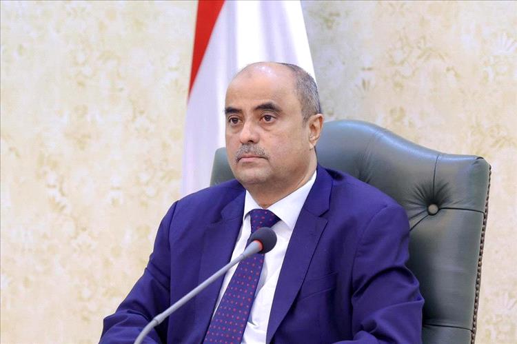 رئيس الوزراء يترأس اجتماعاً لمجلس الوزراء بعدن ويؤكد: لن نستسلم لانهيار العملة.. إجراءات حازمة لضبط السوق وتخفيف معاناة المواطنين