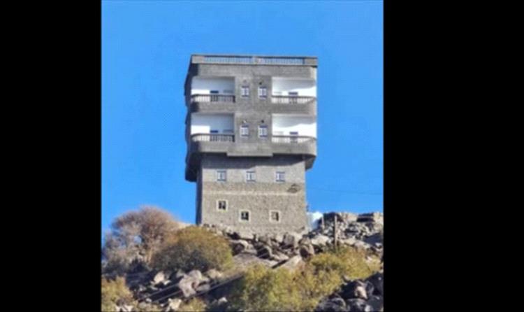 بناء فوق بيت حجري قديم في يافع يثير الجدل
