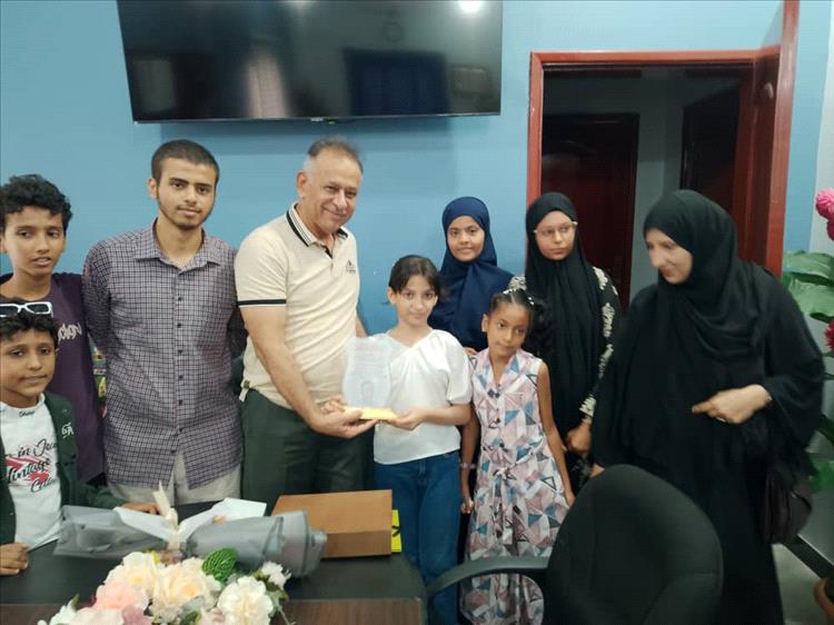إدارة التربية والتعليم بالمعلا تكرم مدير عام المديرية