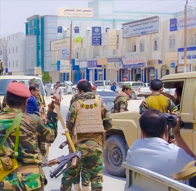 محافظ شبوة يوقف سيارة مخالفة لنظام السير في شوارع مدينة عتق