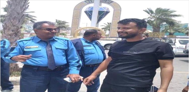 الإشارات الضوئية في عدن.. مشروع مروري يقترب من الإنجاز في المنصورة