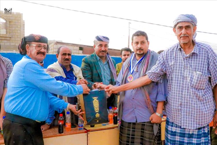 "نجوم الزمن الجميل" يكرّمون رئيس فرع إتحاد الإعلام الرياضي بشبوة الإعلامي عادل القباص في ختام بطولة شركة باعلي للفرق الشعبية