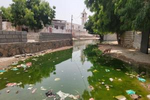 مياه الصرف الصحي تحاصر مسجداً في أبين .. والمصلون يطالبون بحل عاجل
