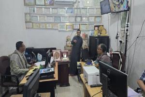 مدير عام الصناعة بشبوة ومدير عام عتق ينفذون نزولًا ميدانيًا على محلات الصويدر التجارية في مدينة عتق