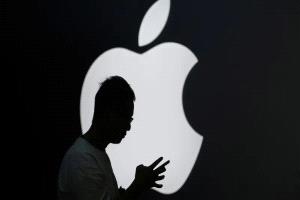 "أبل" تقاضي مُسربًا شهيرًا لسرقة أسرار "iOS 26"