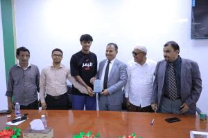 العامري يكرم لاعب المنتخب الوطني الكابتن عبدالعزيز مصنوم