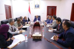 رئيس الوزراء يوجه بصرف مستحقات الربعين الأول والثاني للطلاب اليمنيين المبتعثين في الخارج