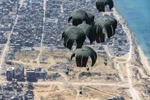 استئناف إسقاط المساعدات جواً على غزة.. وإسرائيل تقر هدنة مؤقتة وجزئية