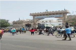عاجل- تصاعد الاحتجاجات في المكلا: محتجون يقتحمون مبنى السلطة المحلية رفضًا لانهيار الأوضاع