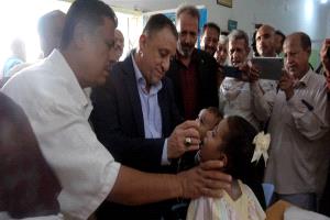 أمين عام محلي أبين يدشن حملة التحصين ضد شلل الأطفال من منزل إلى منزل